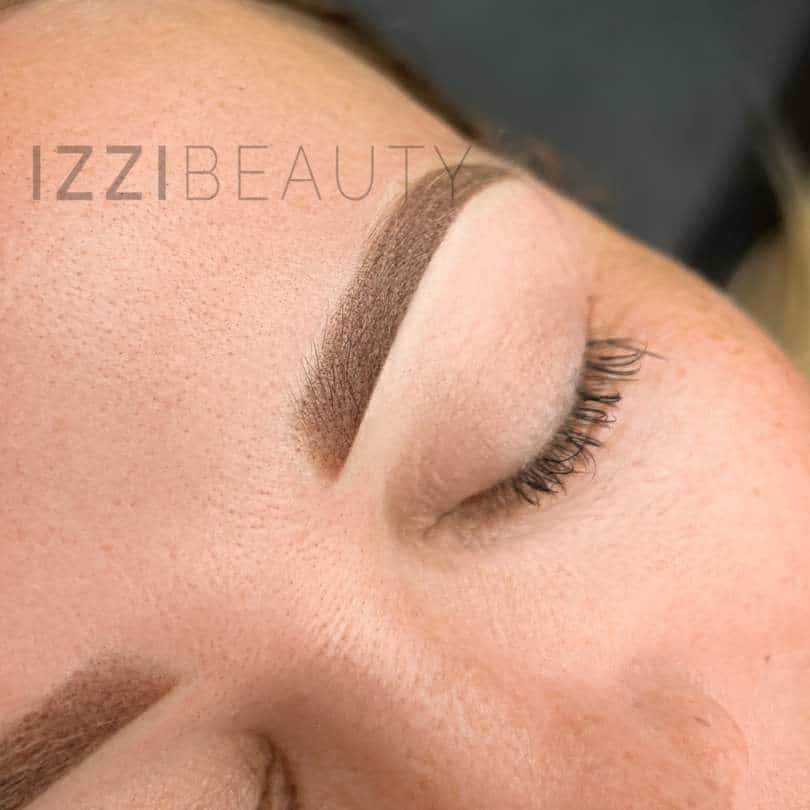 Doet een powder brows behandeling pijn